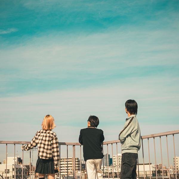 メンバー全員10代のギターレス3ピースバンド・ココラシカ　ヒットメイカー・小西遼を迎えての新曲「Q」配信