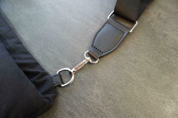 3COINS新作、男女兼用「大きめ2WAYバッグ」が通勤にもお出かけにも便利！　過去のスリコバッグとの違いも検証してみた