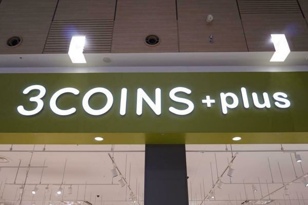 3COINS新作、男女兼用「大きめ2WAYバッグ」が通勤にもお出かけにも便利！　過去のスリコバッグとの違いも検証してみた