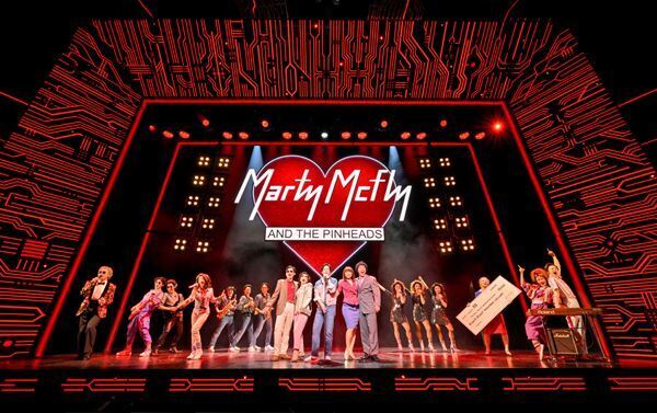 【公開舞台稽古レポート】最初から最後までワクワクが止まらない！　劇団四季『バック・トゥ・ザ・フューチャー』まもなく