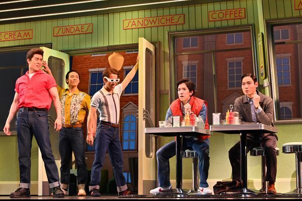 【公開舞台稽古レポート】最初から最後までワクワクが止まらない！　劇団四季『バック・トゥ・ザ・フューチャー』まもなく