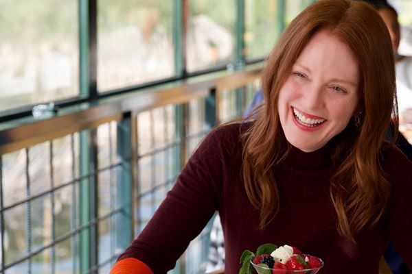 名優ジュリアン・ムーア『ザ・ルーム・ネクスト・ドア』で夢叶える「世界屈指の監督に起用され光栄」