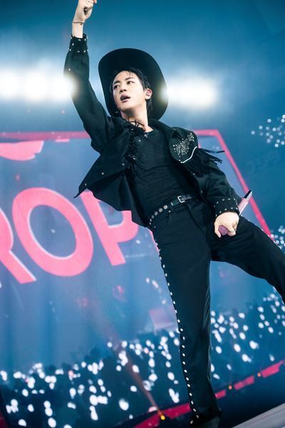BTS・JIN、ファンコンサートツアー『#RUNSEOKJIN_EP.TOUR in JAPAN』幕張・大阪4公演に13万人が集結　BTSメドレーに歓喜の涙が溢れた大阪公演をレポート