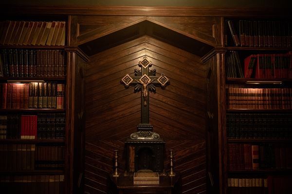 ヒュー・グラント最新作『異端者の家』出演者が舞台となる恐怖の家について語る特別映像が公開