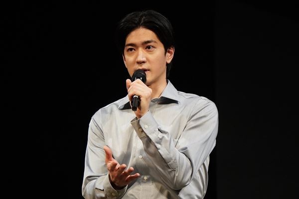 中島裕翔、『みんな鳥になって』で舞台初共演の岡本健一に感謝「ひとりの役者として見てくださる」