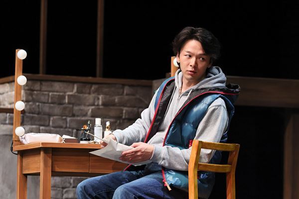 堤真一×中村倫也が舞台上で対峙！ 本日開幕の『ライフ・イン・ザ・シアター』舞台写真が到着