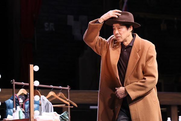 堤真一×中村倫也が舞台上で対峙！ 本日開幕の『ライフ・イン・ザ・シアター』舞台写真が到着