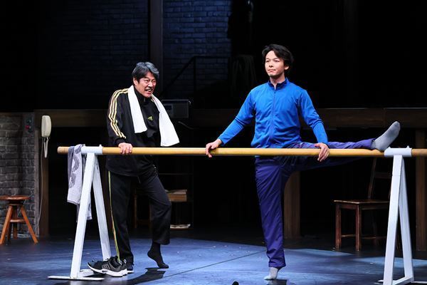 堤真一×中村倫也が舞台上で対峙！ 本日開幕の『ライフ・イン・ザ・シアター』舞台写真が到着