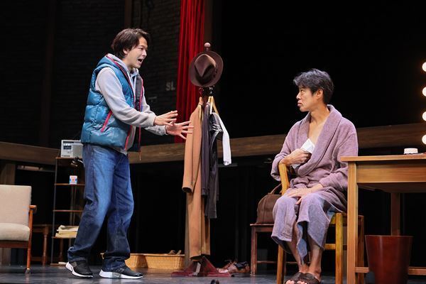 堤真一×中村倫也が舞台上で対峙！ 本日開幕の『ライフ・イン・ザ・シアター』舞台写真が到着