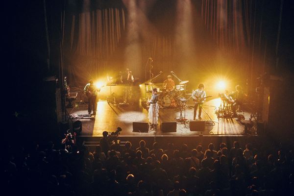 Laura day romance、ジャンルと世代を超える音楽体験　ソールドアウトのファイナル東京公演で魅せたローラズの圧倒的なアンサンブルと無二の音楽性をレポート