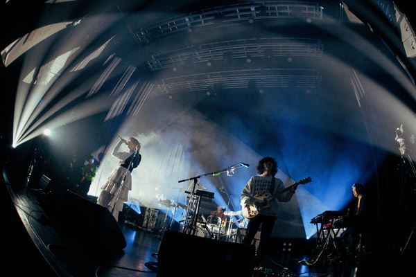 Laura day romance、ジャンルと世代を超える音楽体験　ソールドアウトのファイナル東京公演で魅せたローラズの圧倒的なアンサンブルと無二の音楽性をレポート