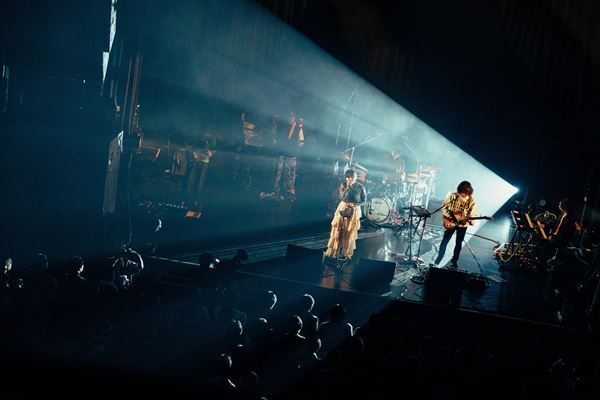 Laura day romance、ジャンルと世代を超える音楽体験　ソールドアウトのファイナル東京公演で魅せたローラズの圧倒的なアンサンブルと無二の音楽性をレポート