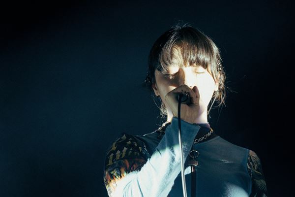 Laura day romance、ジャンルと世代を超える音楽体験　ソールドアウトのファイナル東京公演で魅せたローラズの圧倒的なアンサンブルと無二の音楽性をレポート