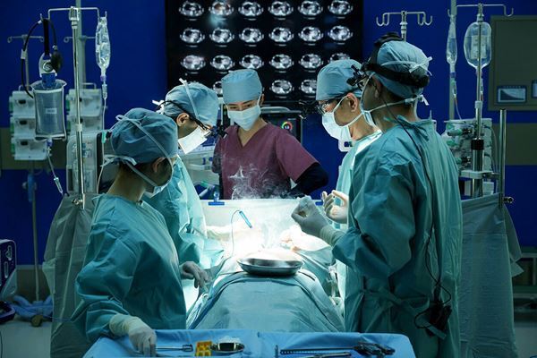 『劇場版ドクターX FINAL』──米倉涼子＋豪華キャストのシリーズ集大成にして、最大の危機！ 【おとなの映画ガイド】