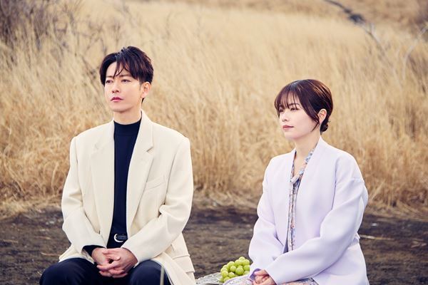 小芝風花×佐藤健『私の夫と結婚して』第9話・第10話の場面写真13点公開　最終話配信記念インタビュー動画も