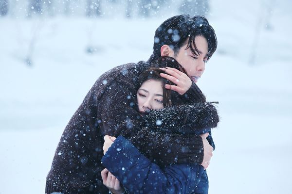 小芝風花×佐藤健『私の夫と結婚して』第9話・第10話の場面写真13点公開　最終話配信記念インタビュー動画も