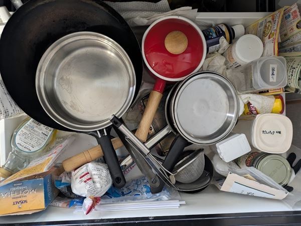 山崎実業towerシリーズの「超便利グッズ」でカオスな引き出しが見違えた！　ビフォーアフターを写真で紹介