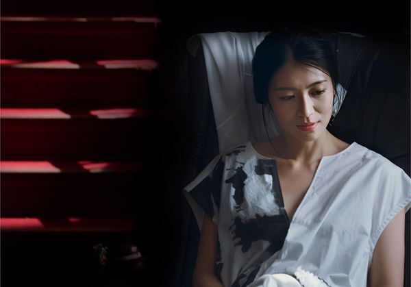 “妖艶”……瀧内公美のひとり芝居『奇麗な、悪』、異空間に迷いこむ76分──【おとなの映画ガイド】