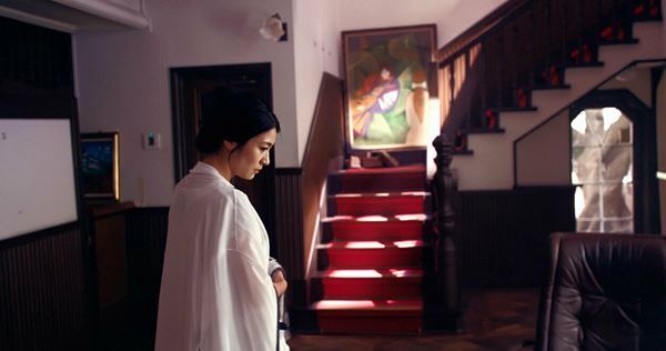 “妖艶”……瀧内公美のひとり芝居『奇麗な、悪』、異空間に迷いこむ76分──【おとなの映画ガイド】