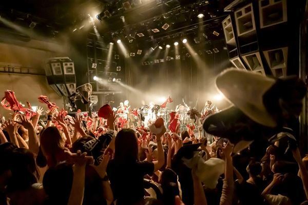 シドの明希によるソロプロジェクトAKi、新作を引っ提げたツアーのファイナルでファンと約束「次のステージにみんなを連れていきたい」【オフィシャルレポート】