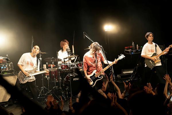 シドの明希によるソロプロジェクトAKi、新作を引っ提げたツアーのファイナルでファンと約束「次のステージにみんなを連れていきたい」【オフィシャルレポート】