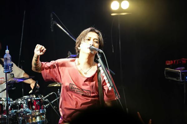 シドの明希によるソロプロジェクトAKi、新作を引っ提げたツアーのファイナルでファンと約束「次のステージにみんなを連れていきたい」【オフィシャルレポート】