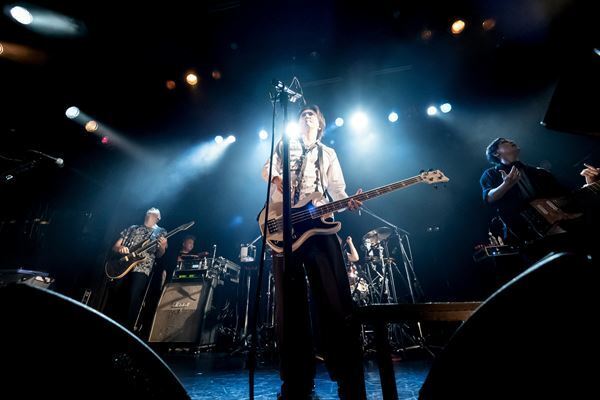 シドの明希によるソロプロジェクトAKi、新作を引っ提げたツアーのファイナルでファンと約束「次のステージにみんなを連れていきたい」【オフィシャルレポート】