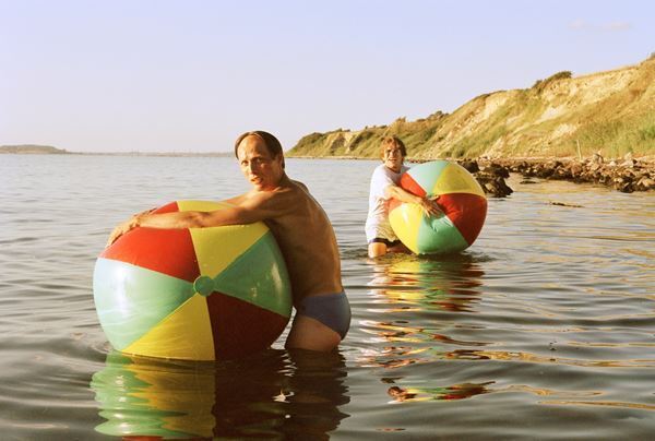 マッツ・ミケルセンが人肉料理をお届け！ 日本劇場初公開『フレッシュ・デリ』本編映像＆場面カット公開