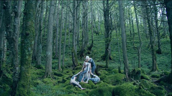 『大小島真木展｜あなたの胞衣はどこに埋まっていますか？』KAAT神奈川芸術劇場で　会場を「胞衣（えな）」に見立て、命への“祈り”の空間をつくる新作インスタレーションを展開