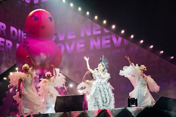 MISIA開催中の全国アリーナツアー、国際女性デーの特別演出で客席を彩る　さらに5月発売『LOVE NEVER DIES』の全収録曲を解禁