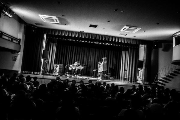 佐々木亮介主催『雷よ静かに轟け』　貴重なセッションが実現！中村一義(Acoustic set with 三井律郎)をゲストに迎えた第七夜をレポート