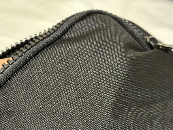 ワークマン、1900円でこれはやり過ぎ！　シンプル＆頑丈なボディバッグが最強だった