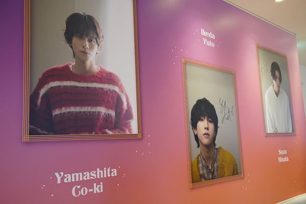 WILD BLUEのテーマカフェが東京・大阪・名古屋にて開催！ カフェの魅力をメンバーが解説「STARRYをはじめ多くの人に寄り添っていただけたら」【独占インタビューあり】