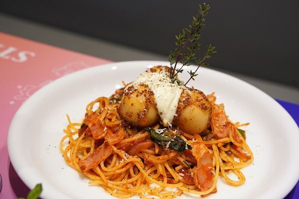 WILD BLUEのテーマカフェが東京・大阪・名古屋にて開催！ カフェの魅力をメンバーが解説「STARRYをはじめ多くの人に寄り添っていただけたら」【独占インタビューあり】