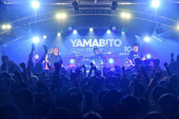 「気づいたら10年もこんなイカれたことやってます」G-FREAK FACTORY主催『山人音楽祭』熱狂の初日を最速レポート