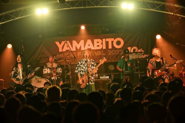 「気づいたら10年もこんなイカれたことやってます」G-FREAK FACTORY主催『山人音楽祭』熱狂の初日を最速レポート