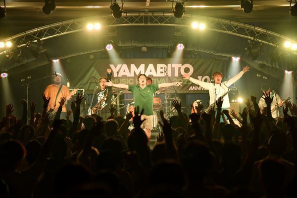 「気づいたら10年もこんなイカれたことやってます」G-FREAK FACTORY主催『山人音楽祭』熱狂の初日を最速レポート