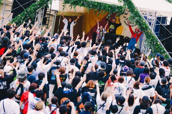 「気づいたら10年もこんなイカれたことやってます」G-FREAK FACTORY主催『山人音楽祭』熱狂の初日を最速レポート