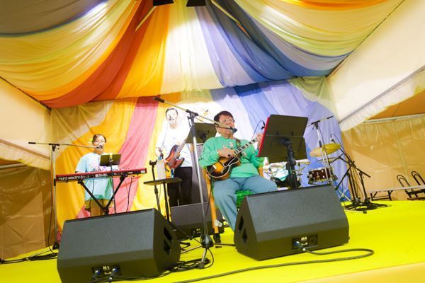 「気づいたら10年もこんなイカれたことやってます」G-FREAK FACTORY主催『山人音楽祭』熱狂の初日を最速レポート