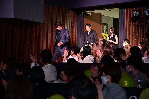 前代未聞『ショウタイムセブン』上映中舞台挨拶開催　阿部寛「98分でハラハラドキドキしてもらえる体験型の作品」