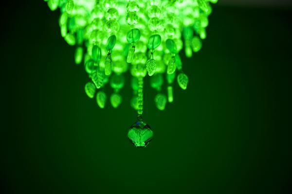 『米谷健 + ジュリア「CRYSTAL PALACE」』虎ノ門ヒルズart cruise galleryで　ウランガラスで作られたシャンデリアのインスタレーションを展示