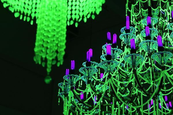 『米谷健 + ジュリア「CRYSTAL PALACE」』虎ノ門ヒルズart cruise galleryで　ウランガラスで作られたシャンデリアのインスタレーションを展示