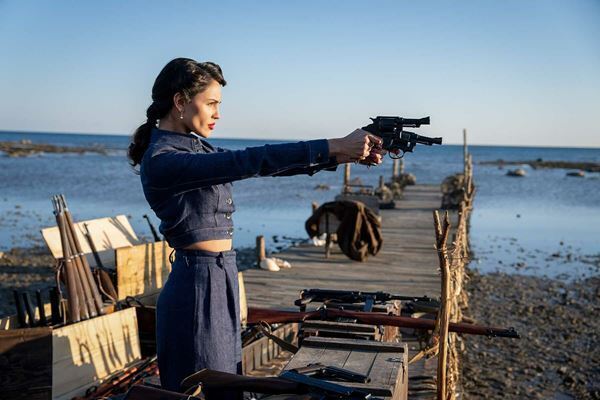 ガイ・リッチー監督最新作『アンジェントルメン』女性工作員のやり過ぎな射撃シーン公開