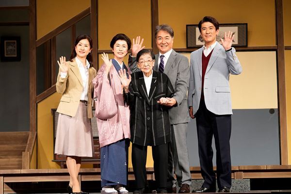 久本雅美主演『花嫁 〜娘からの花束〜』舞台写真&囲み取材レポートが到着　石井ふく子の現場は「居心地いい」