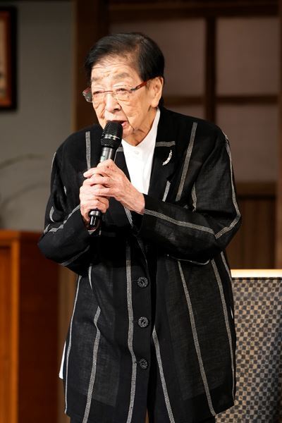 久本雅美主演『花嫁 〜娘からの花束〜』舞台写真&囲み取材レポートが到着　石井ふく子の現場は「居心地いい」