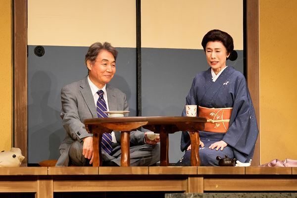 久本雅美主演『花嫁 〜娘からの花束〜』舞台写真&囲み取材レポートが到着　石井ふく子の現場は「居心地いい」