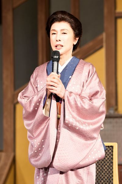 久本雅美主演『花嫁 〜娘からの花束〜』舞台写真&囲み取材レポートが到着　石井ふく子の現場は「居心地いい」