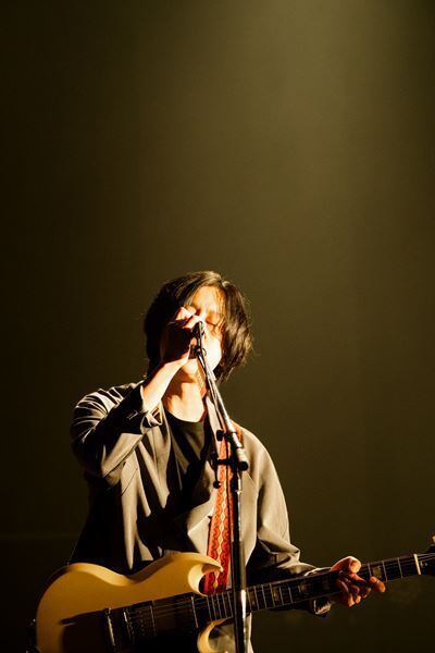 ストレイテナーの技巧がさらに輝いた『Sad And Beautiful Symphony』万雷の拍手に包まれた着席ライブをレポート