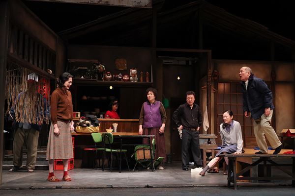 「笑いと涙とちょっぴり辛い」鄭義信演出『焼肉ドラゴン』新国立劇場で開幕　舞台写真が到着