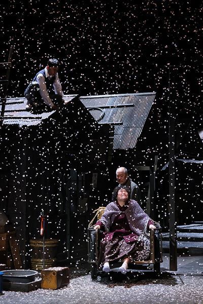 「笑いと涙とちょっぴり辛い」鄭義信演出『焼肉ドラゴン』新国立劇場で開幕　舞台写真が到着